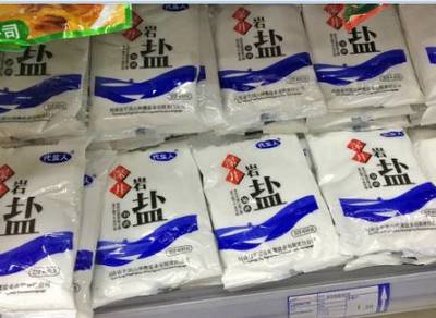 “腳臭鹽”涉事鹽廠被停產貼封 工信部:盡快公布結果并嚴處|食鹽|安全|質量_新浪新聞